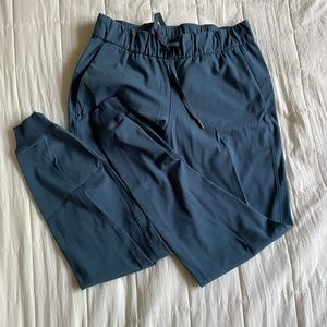 Brand new lululemon on the fly jogger size 4
